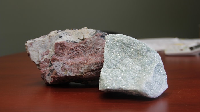 Deux roches posées sur un bureau.