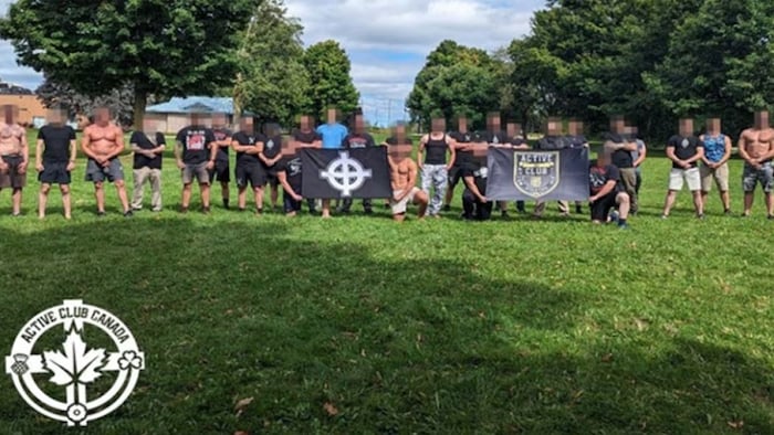 Des hommes musclés dans un parc.