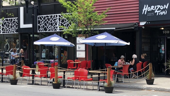 Une terrasse de restaurant.