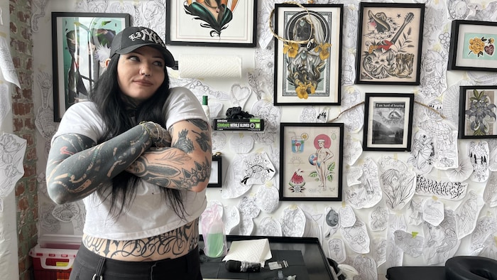 Terry Dactel dans son studio de tatouage.