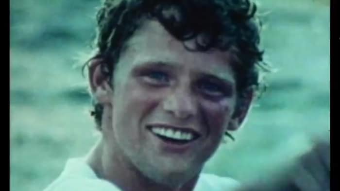 Visage de Terry Fox souriant.