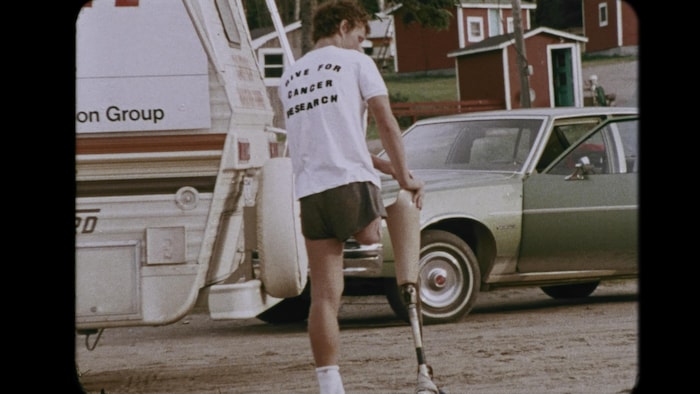 Terry Fox retire sa prothèse.