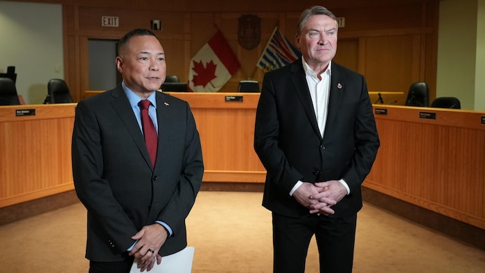 Terry Yung et Tom Dyas à l’intérieur de l’hôtel de ville de Kelowna, le 27 janvier 2026.