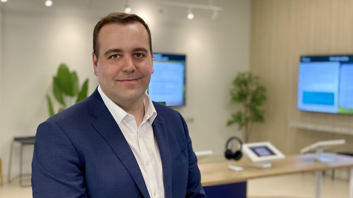 Eric Gauthier dans le centre d'information de TES Canada à Shawinigan.
