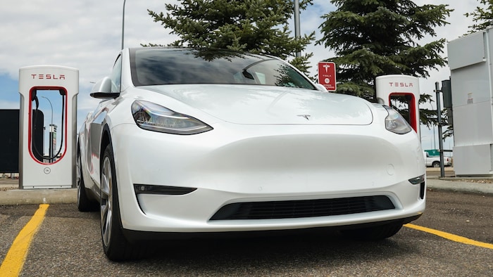 Une voiture électrique Tesla Model Y à une borne de recharge à Medicine Hat le 18 mai 2022.