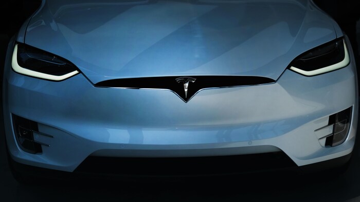 Une voiture Tesla.