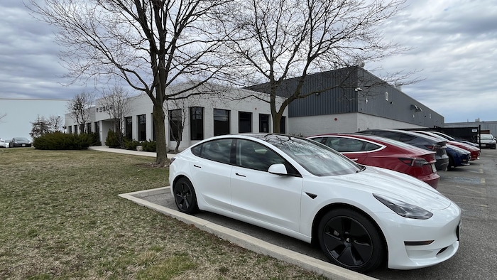 Une voiture Tesla devant un atelier du constructeur automobile.