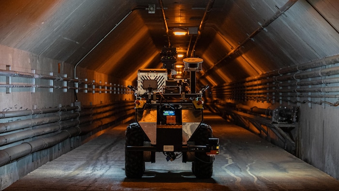 Un robot roule dans un tunnel.