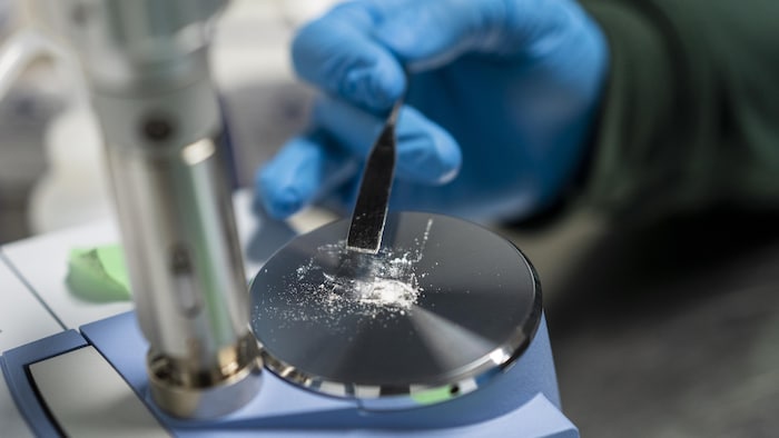 Allen Custance, le responsable de Get Your Drugs Tested, utilise un spectromètre infrarouge pour tester un échantillon de drogue à Vancouver, en Colombie-Britannique, le 1er avril 2022.