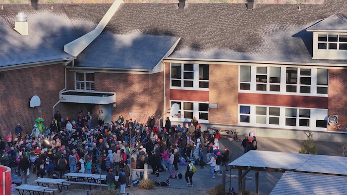 Des enfants dans la cours de l’école du Val-de-Grâce pour lancer les activités.