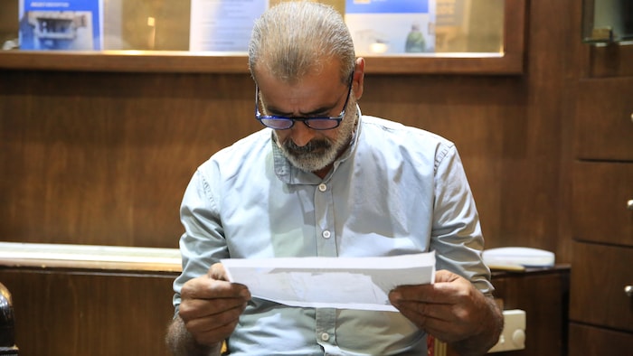 Thaer Al-Najjar voit pour la première fois un certificat de décès confirmant la mort en détention de son frère Imad, disparu depuis 2012. 