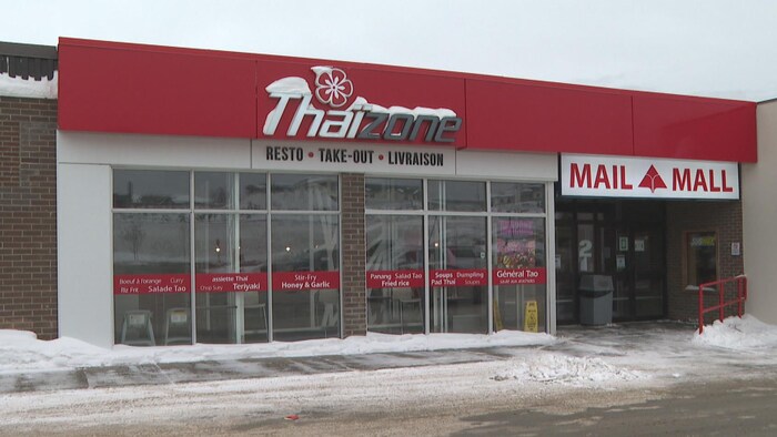 Le propriétaire du Thai Zone à Edmundston défie les règles sanitaires et permet à des clients de s'asseoir pour manger dans son restaurant.