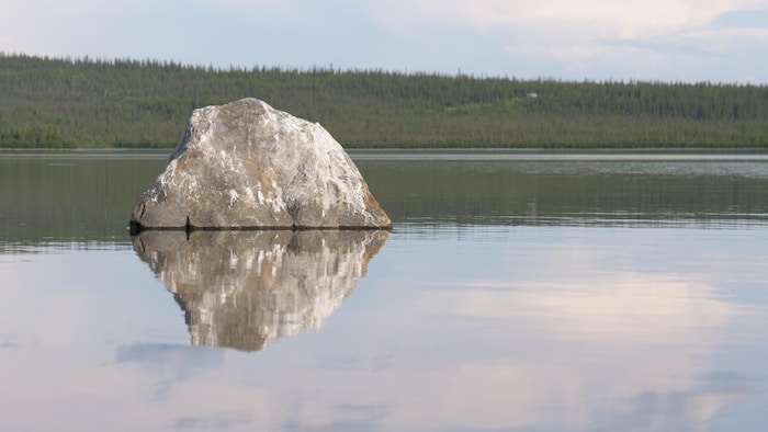 Une roche dans un lac.