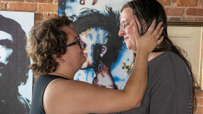 Un couple dans une galerie d'art.