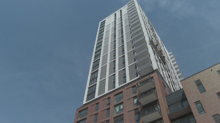 Un immeuble à condos à Toronto.