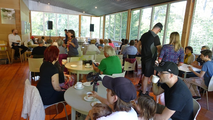 Salle presque comble au bistro le Bufton, quelques minutes avant la présentation de Queen K