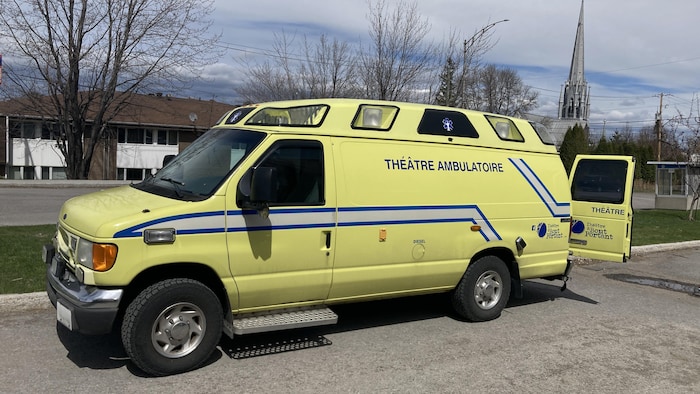 Une ambulance servant de scène pour un théâtre.