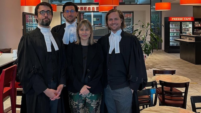 Portrait de trois hommes et une femme.