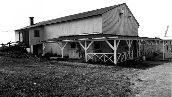 Une vieille grange en bois.