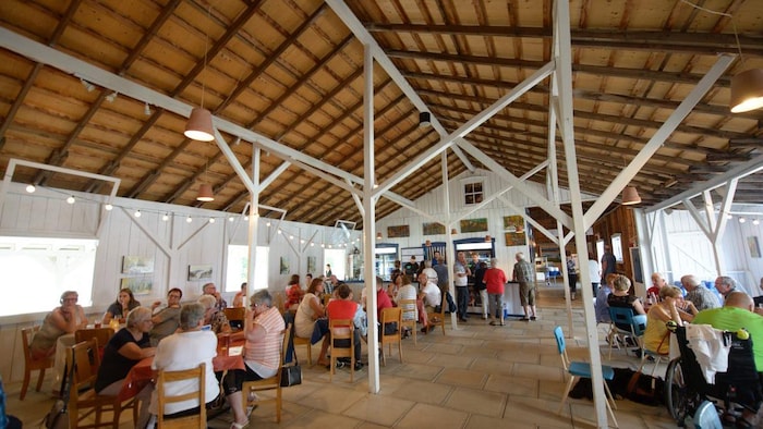 Une salle à manger avec des gens assis aux tables