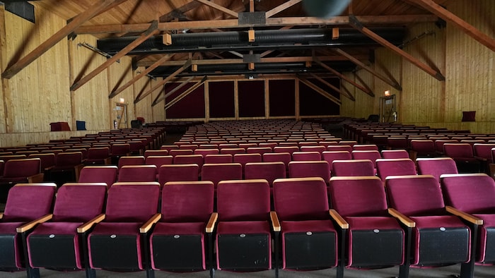 Les bancs dans la salle de spectacle du théâtre Beaumont-St-Michel