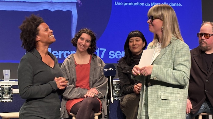 Soraïda Caron et Marie-Hélène Gendreau sur une scène avec d'autres artistes.