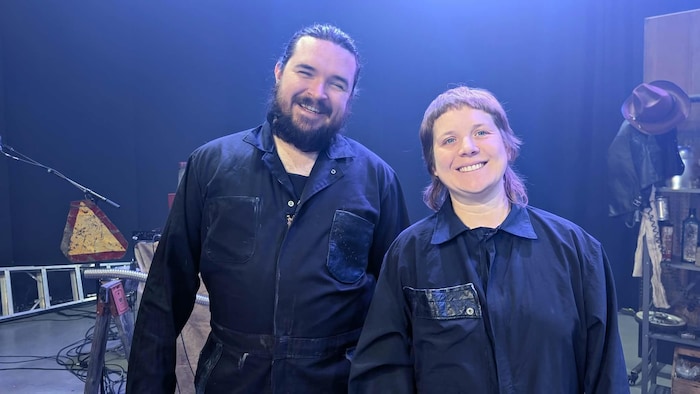 Émile Boucher-Cloutier et Sandrine Thibault regardent le journaliste. 