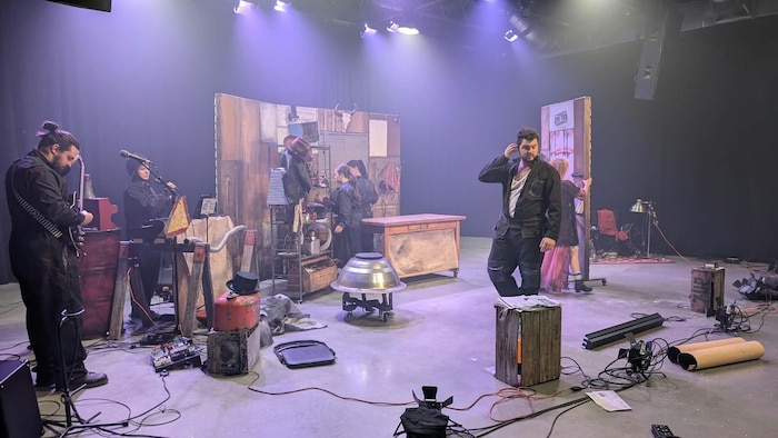 Une scène de théâtre.
