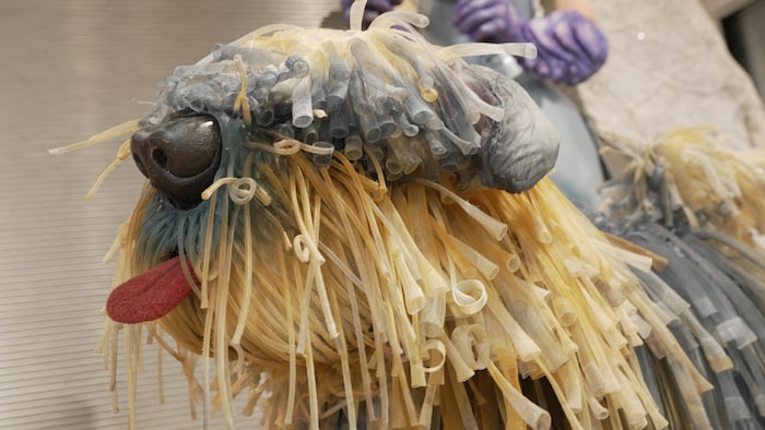 Gros plan sur une marionnette faite de matériaux recyclés.