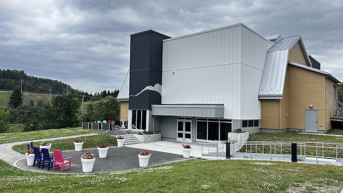 L'entrée principale du Théâtre du Bic en été.