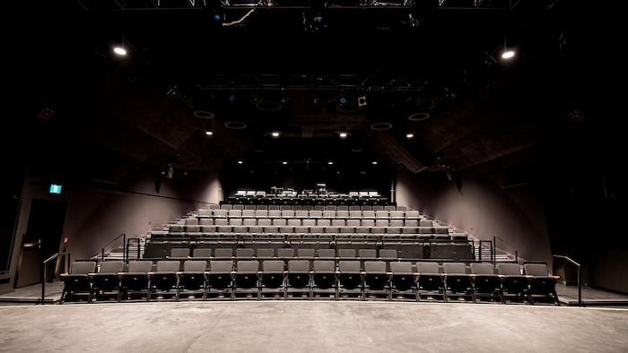 Une salle de spectacles.