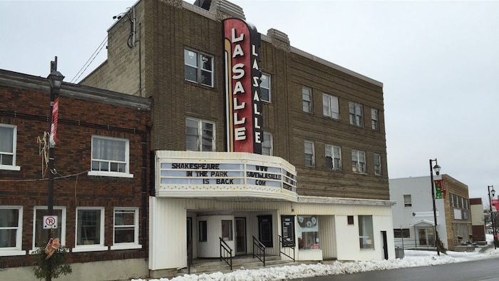 La façade principale d'un cinéma à l'architecture creation  déco en hiver.