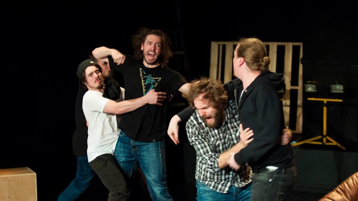Bousculade entre cinq hommes dans une scène de la pièce Foreman 