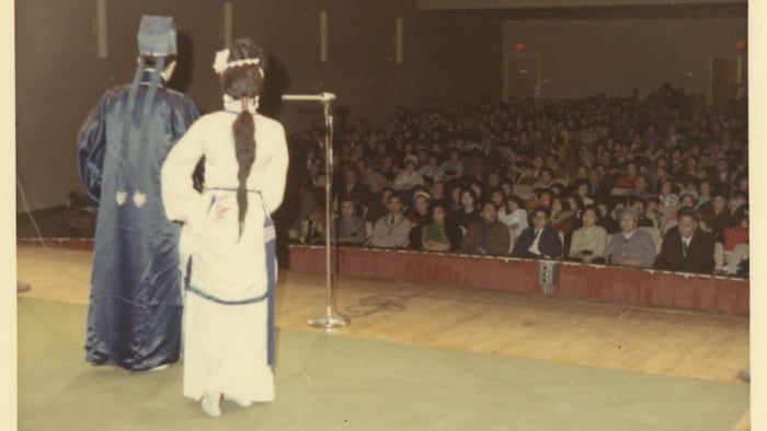 Une vieille photo d'archives d'un spectacle d'opéra cantonais donné par les membres du club de musique cantonaise, au Théâtre de l'Université Ryerson.