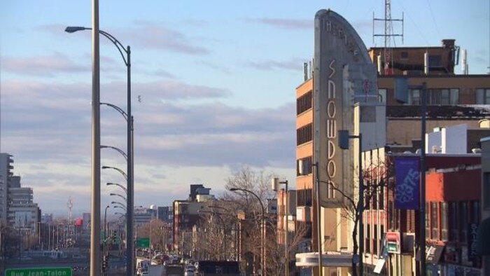 Inauguré en 1937, le théâtre Snowdon est l'une des œuvres architecturales les plus reconnaissables du quartier du même nom et de la ville de Montréal. Il a accueilli des cinéphiles jusqu'en 1982.