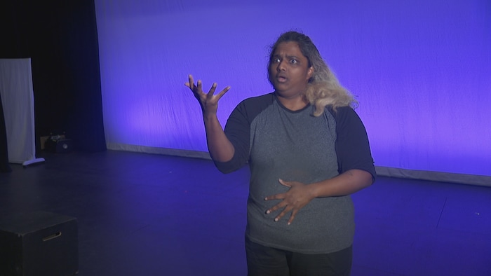 Thurga Kanagasekarampillai parle devant la caméra.