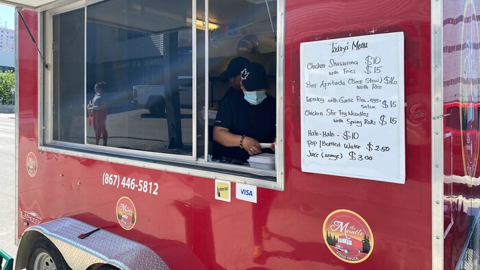 Nakaparada sa kalsada ang food truck na The Mantle.