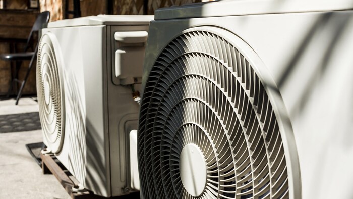 Système de chauffage, de ventilation et de climatisation à l'extérieur d'un domicile.