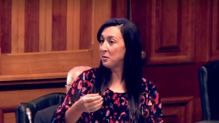 Isabelle Thériault s'adresse à Gary Crossman.