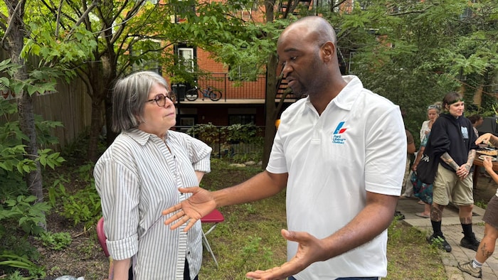 M. Diallo rencontre une citoyenne.