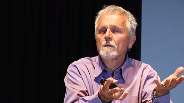 Thierry Vrain sur une scène.