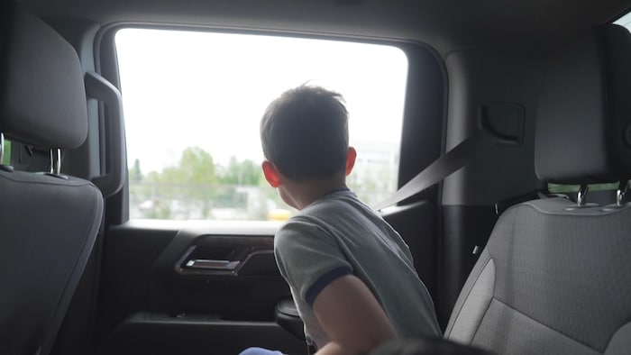 Thomas en route vers une rencontre avec un psychologue au Centre de services de scolaire de Rouyn-Noranda.