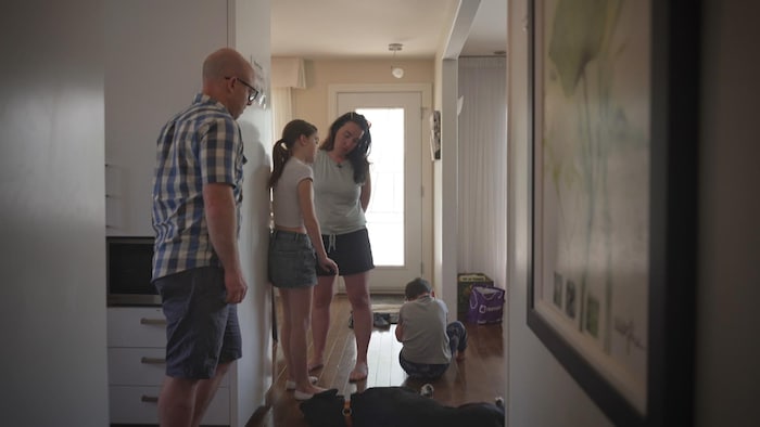 La famille de Thomas dans la maison familiale.