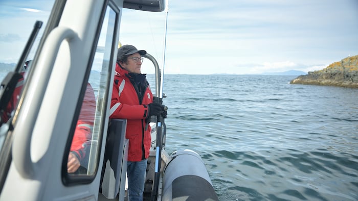 Thomas Doniol-Valcroze sur un bateau, sur l'eau, en avril 2024.