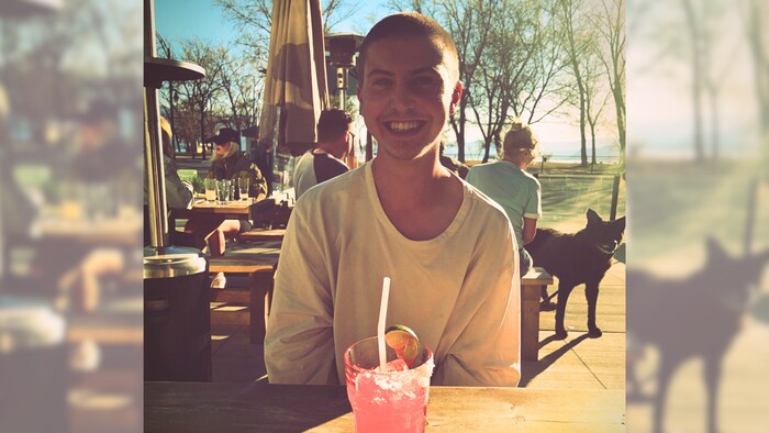 Thomas Galloway sur une terrasse.