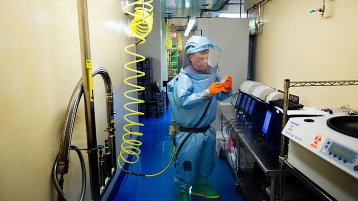 Thomas Geisbert est revêtu d'un scaphandre de protection intégrale pour la recherche en laboratoire de niveau 4.