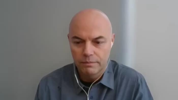 Thomas Guyondet parle au journaliste.