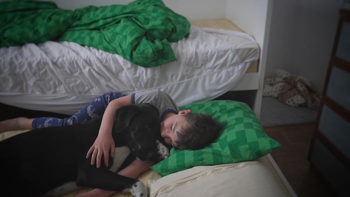 Thomas se réveille aux côtés de son chien Oréo.