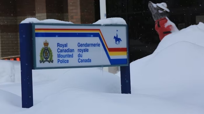 Un panneau qui mentionne la Gendarmerie royale du Canada.