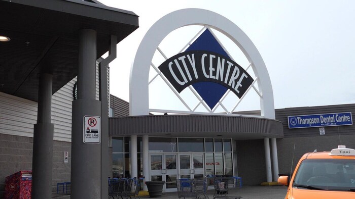 L’entrée du centre commercial de Thompson, au Manitoba. 